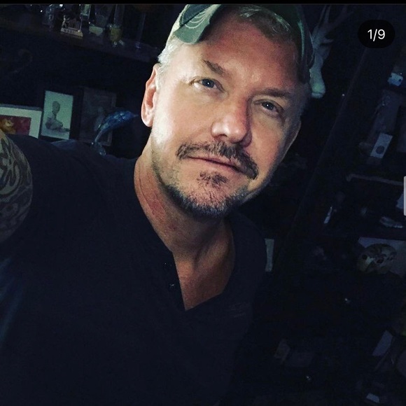 Meet your Posher. - Picture 1 of 5